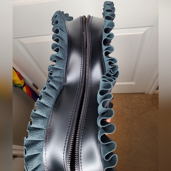 Rare Dr. Martens Heart Shaped Ruffle Leather bag - Picture 9 of 11